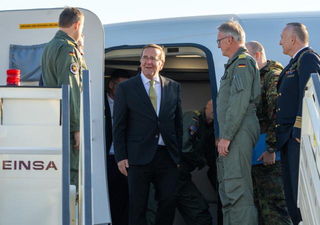 07 November 2025, Brandenburg, Schoenefeld: Germany's Defence Minister Boris Pistorius (C) exits the newly arrived Boeing P-8A "Poseidon" and bids farewell to the crew at the military section of Berlin Brandenburg Airport (BER). The aircraft is the first maritime patrol aircraft of the P-8A class, based on a Boeing 737-800. Photo: Soeren Stache/dpa