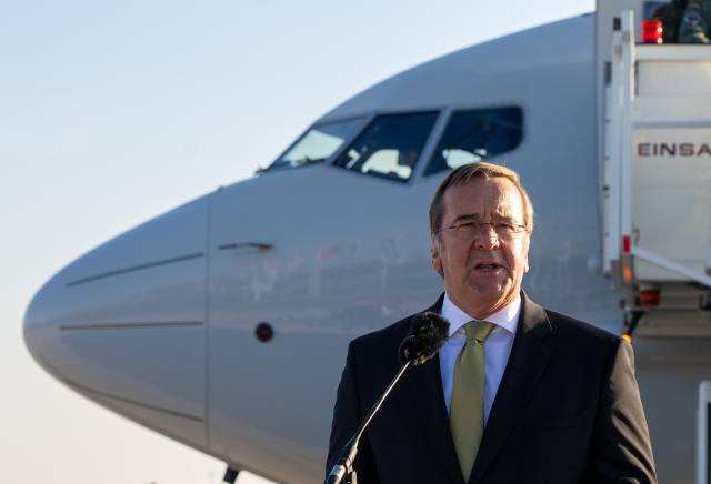 07 November 2025, Brandenburg, Schoenefeld: Germany's Defence Minister Boris Pistorius speaks at the military section of Berlin Brandenburg Airport (BER) in front of the newly arrived Boeing P-8A "Poseidon", the first maritime patrol aircraft of its class based on a Boeing 737-800. Photo: Soeren Stache/dpa