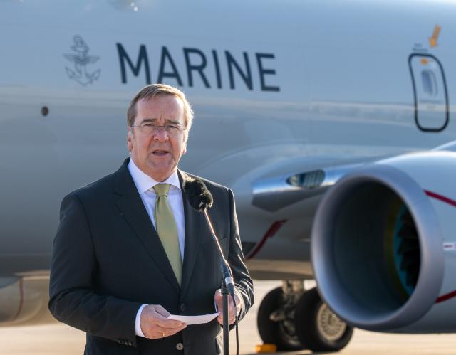 07 November 2025, Brandenburg, Schoenefeld: Germany's Defence Minister Boris Pistorius speaks at the military section of Berlin Brandenburg Airport (BER) in front of the newly arrived Boeing P-8A "Poseidon", the first maritime patrol aircraft of its class based on a Boeing 737-800. Photo: Soeren Stache/dpa