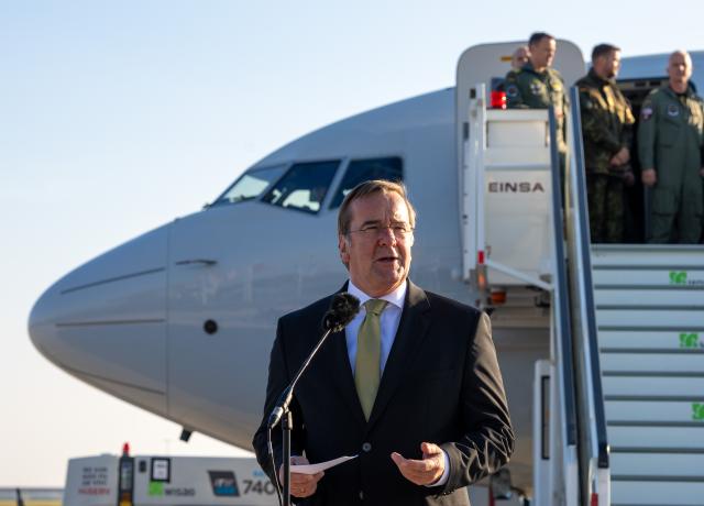 07 November 2025, Brandenburg, Schoenefeld: Germany's Defence Minister Boris Pistorius speaks at the military section of Berlin Brandenburg Airport (BER) in front of the newly arrived Boeing P-8A "Poseidon", the first maritime patrol aircraft of its class based on a Boeing 737-800. Photo: Soeren Stache/dpa