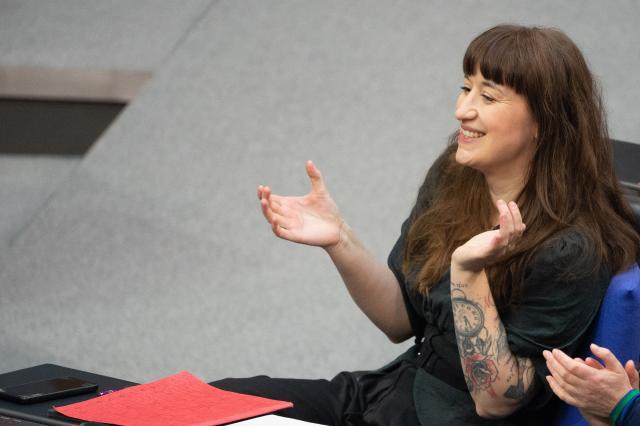 07 November 2025, Berlin: Heidi Reichinnek, parliamentary group leader of the Left Party, applauds during a session at the German Bundestag. Photo: Alicia Windzio/dpa