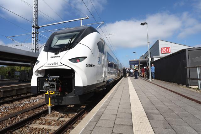 FILED - 15 September 2023, Bavaria, Buchloe: A Siemens Mobility "Mireo" train stands in Buchloe station after a test run. Germany's Siemens Mobility has received an order by Switzerland's national railway service SBB for 116 double-decker trains. Photo: Karl-Josef Hildenbrand/dpa