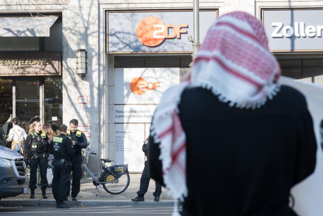 07 November 2025, Berlin: Pro-Palestinian demonstrators stand in front of the ZDF capital studio in Zollernhof. Between 10 and 15 protesters chanted slogans in the publicly-accessible areas of the building on the Unter den Linden boulevard in central Berlin, a spokesman said Photo: Sebastian Gollnow/dpa