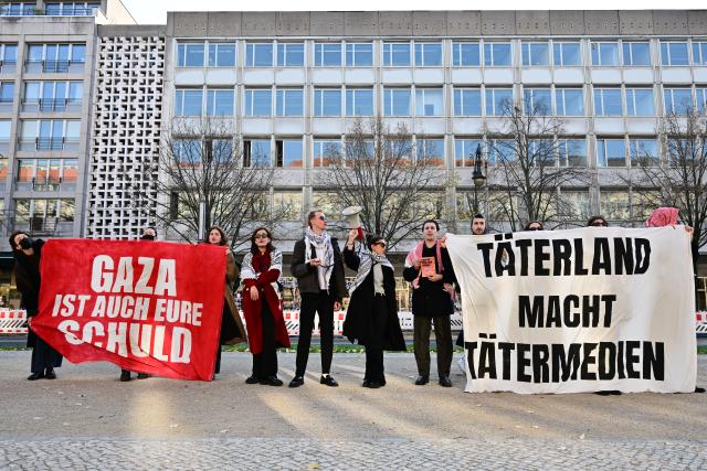 07 November 2025, Berlin: Pro-Palestinian demonstrators stand in front of the ZDF capital studio in Zollernhof. Between 10 and 15 protesters chanted slogans in the publicly-accessible areas of the building on the Unter den Linden boulevard in central Berlin, a spokesman said Photo: Sebastian Christoph Gollnow/dpa