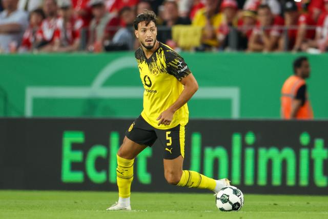 FILED - 18 August 2025, North Rhine-Westphalia, Essen: Dortmund's Rami Bensebaini in action during the German DFB Cup soccer match between Rot-Weiss Essen and Borussia Dortmund at the Stadion an der Hafenstrasse. Photo: Christoph Reichwein/dpa - IMPORTANT NOTE: In accordance with the regulations of the DFL German Football League and the DFB German Football Association, it is prohibited to utilize or have utilized photographs taken in the stadium and/or of the match in the form of sequential images and/or video-like photo series.