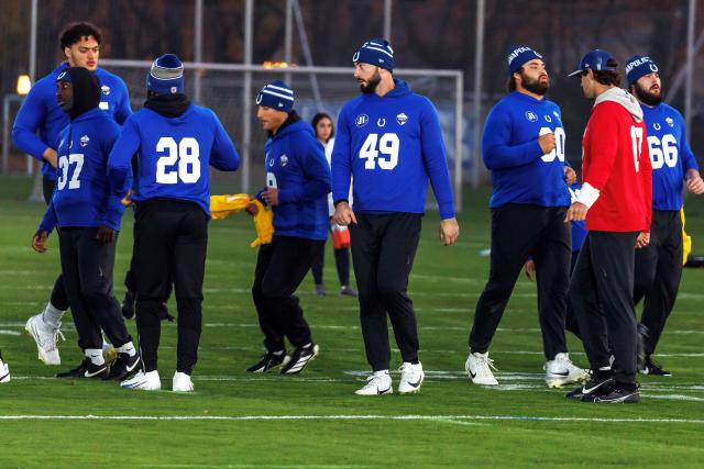 07 November 2025, Berlin: Colts' Sean McKeon (C) and his teammates take part in a training session at the VILLA in the Olympic Park in Berlin. Photo: Andreas Gora/dpa