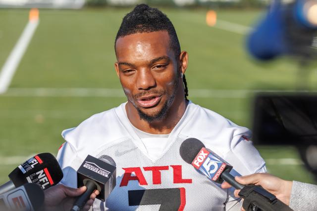 07 November 2025, Berlin: Atlanta Falcons' Bijan Robinson gives an interview at the Oberspree training center. Photo: Andreas Gora/dpa