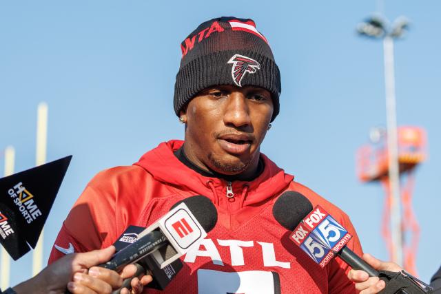 07 November 2025, Berlin: Atlanta Falcons' Michael Penix Jr. gives an interview at the Oberspree training center. Photo: Andreas Gora/dpa
