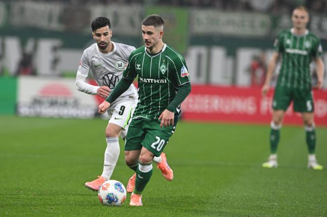 07 November 2025, Bremen: Werder Bremen's Romano Schmid and Wolfsburg's Mohamed Amoura battle for the ball during the German Bundesliga soccer match between Werder Bremen and VfL Wolfsburg, at the Weser Stadium. Photo: Carmen Jaspersen/dpa - IMPORTANT NOTICE: DFL and DFB regulations prohibit any use of photographs as image sequences and/or quasi-video.