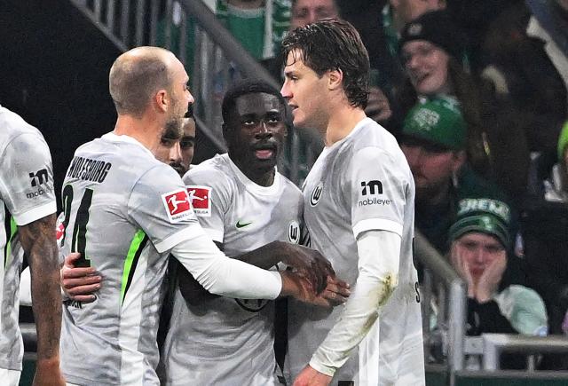 07 November 2025, Bremen: Wolfsburg's Mattias Svanberg celebrates scoring his side's first goal with teammates Christian Eriksen (L) and Sael Kumbedi during the German Bundesliga soccer match between Werder Bremen and VfL Wolfsburg, at the Weser Stadium. Photo: Carmen Jaspersen/dpa - IMPORTANT NOTICE: DFL and DFB regulations prohibit any use of photographs as image sequences and/or quasi-video.