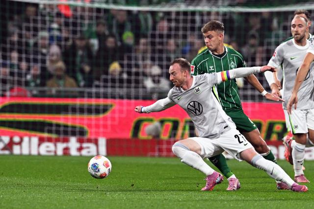 07 November 2025, Bremen: Werder Bremen's Keke Topp and Wolfsburg's Maximilian Arnold battle for the ball during the German Bundesliga soccer match between Werder Bremen and VfL Wolfsburg, at the Weser Stadium. Photo: Carmen Jaspersen/dpa - IMPORTANT NOTICE: DFL and DFB regulations prohibit any use of photographs as image sequences and/or quasi-video.