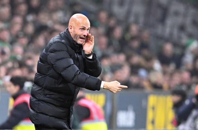 07 November 2025, Bremen: Wolfsburg's coach Paul Simonis gestures on the touchline during the German Bundesliga soccer match between Werder Bremen and VfL Wolfsburg, at the Weser Stadium. Photo: Carmen Jaspersen/dpa - IMPORTANT NOTICE: DFL and DFB regulations prohibit any use of photographs as image sequences and/or quasi-video.
