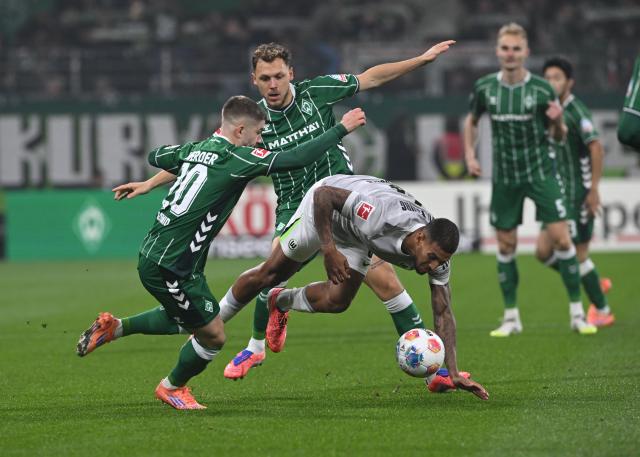 07 November 2025, Bremen: Werder Bremen's Senne Lynen and Romano Schmid battle for the ball with Wolfsburg's Vinicius Souza during the German Bundesliga soccer match between Werder Bremen and VfL Wolfsburg, at the Weser Stadium. Photo: Carmen Jaspersen/dpa - IMPORTANT NOTICE: DFL and DFB regulations prohibit any use of photographs as image sequences and/or quasi-video.