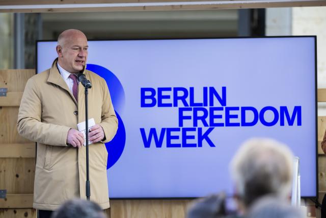 08 November 2025, Berlin: Kai Wegner (C), Governing Mayor of Berlin, speaks in front of the House of Representatives at the start of Berlin Freedom Week. Photo: Christoph Soeder/dpa