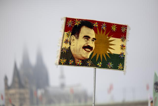 08 November 2025, Nordrhein-Westfalen, Cologne: A participant holds up a carpet with the face of Abdullah Oecalan, the founder of the PKK (Kurdistan Workers' Party), during a large Kurdish demonstration in Cologne. Photo: Thomas Banneyer/dpa
