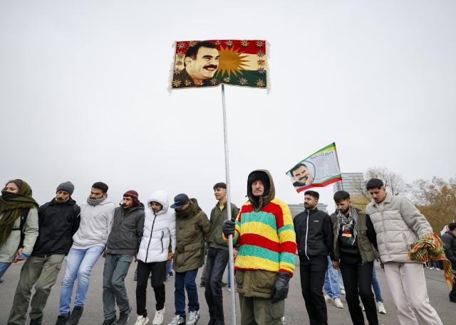08 November 2025, Nordrhein-Westfalen, Cologne: People dance during a large Kurdish demonstration in Cologne. Photo: Thomas Banneyer/dpa