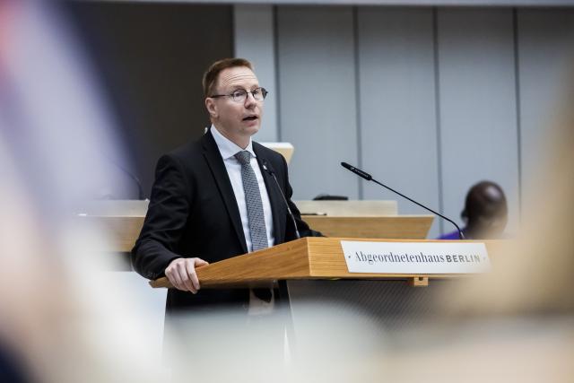 08 November 2025, Berlin: Dennis Buchner, Vice President of the Berlin House of Representatives, speaks during the opening session of the World Liberty Congress at the Berlin House of Representatives, marking the start of Berlin Freedom Week. Photo: Christoph Soeder/dpa