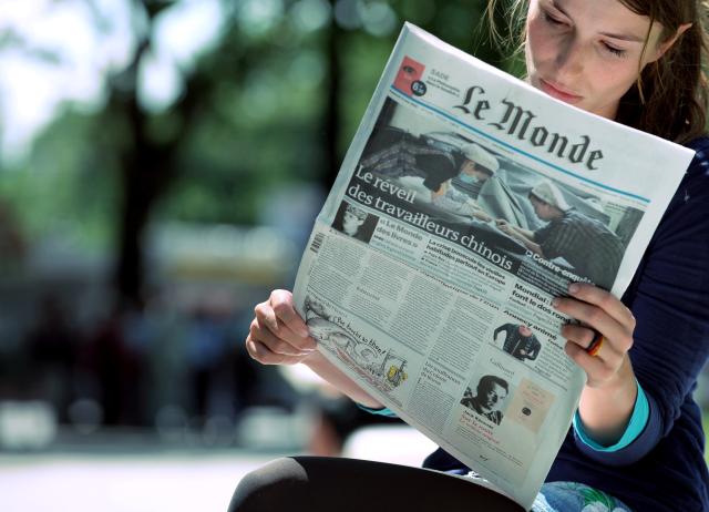 FILED - 11 June 2010, North Rhine-Westphalia, Duesseldorf: A woman reads an issue of French daily newspaper 'Le Monde' in Duesseldorf. Photo: picture alliance / dpa