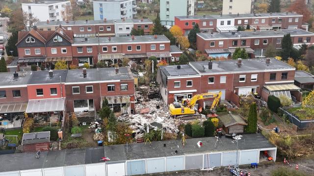 08 November 2025, Lower Saxony, Wolfenbuettel: An aerial view shows heavy equipment deployed after a detonation destroyed a terraced house. An explosion in a house in Germany has completely destroyed the building, leaving several injured and an 83-year-old man missing, police in the Lower Saxon town of Wolfenbüttel said on Saturday. Photo: Benjamin Müller/dpa