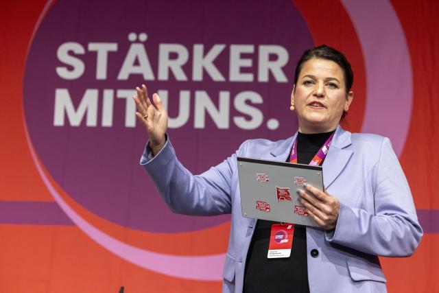 08 November 2025, Rhineland-Palatinate, Mainz: Susanne Wingertszahn, former district chairwoman, presents her annual report at the district conference of the German Trade Union Confederation (DGB) Rhineland-Palatinate. Photo: Helmut Fricke/dpa