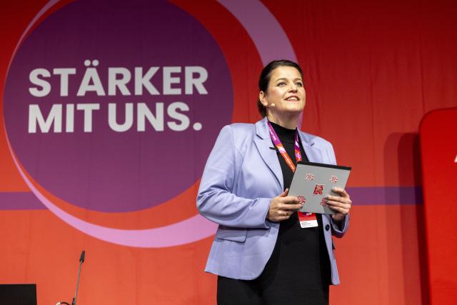08 November 2025, Rhineland-Palatinate, Mainz: Susanne Wingertszahn, former district chairwoman, presents her annual report at the district conference of the German Trade Union Confederation (DGB) Rhineland-Palatinate. Photo: Helmut Fricke/dpa