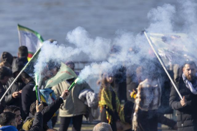 08 November 2025, Nordrhein-Westfalen, Cologne: Participant light flares during the large-scale Kurdish demonstration in Cologne. Photo: Thomas Banneyer/dpa