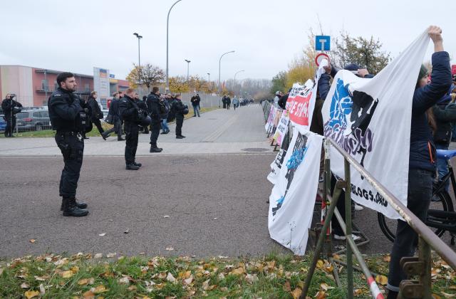 08 November 2025, Saxony-Anhalt, Halle: Left-wing activists hold banners in front of a police cordon at the "Seitenwechsel" book fair, where conservative and right-wing publishers are meeting on November 8-9, 2025. Photo: Sebastian Willnow/dpa