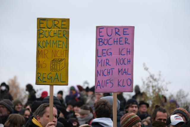 08 November 2025, Saxony-Anhalt, Halle: Left-wing activists hold banners in front of a police cordon at the "Seitenwechsel" book fair, where conservative and right-wing publishers are meeting on November 8-9, 2025. Photo: Sebastian Willnow/dpa