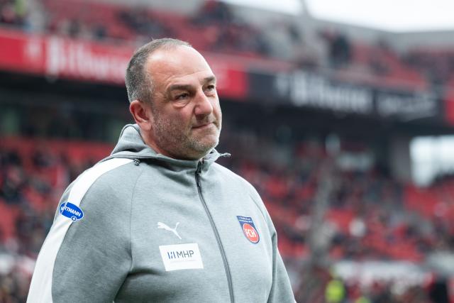 08 November 2025, North Rhine-Westphalia, Leverkusen: Heidenheim coach Frank Schmidt walks on the pitch ahead of the German Bundesliga soccer match between Bayer 04 Leverkusen and 1. FC Heidenheim at BayArena. Photo: Marius Becker/dpa