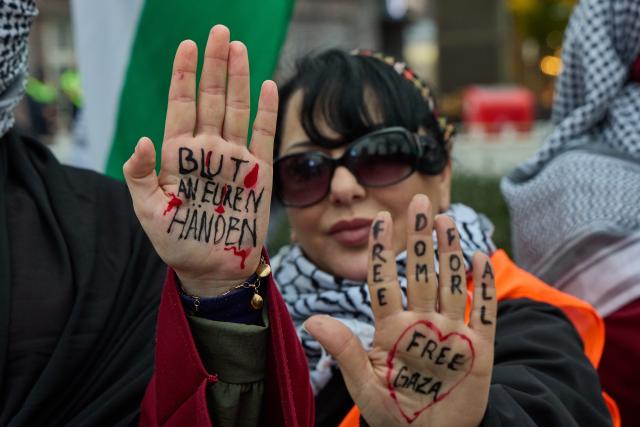 08 November 2025, Hamburg: Participants in action during a rally against the oppression of peoples in Sudan, Gaza, and Congo, among others, shows her hand with "Congo - Sudan - Palestine - Lebanon - Yemen - Free" written on it. Photo: Georg Wendt/dpa
