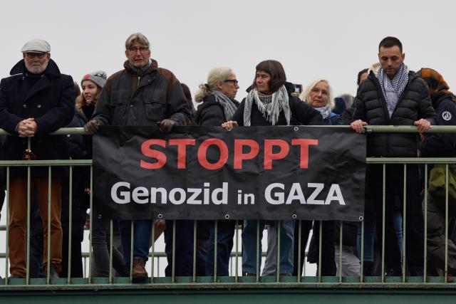 08 November 2025, Hamburg: Participants in action during a rally against the oppression of peoples in Sudan, Gaza, and Congo, among others, shows her hand with "Congo - Sudan - Palestine - Lebanon - Yemen - Free" written on it. Photo: Georg Wendt/dpa