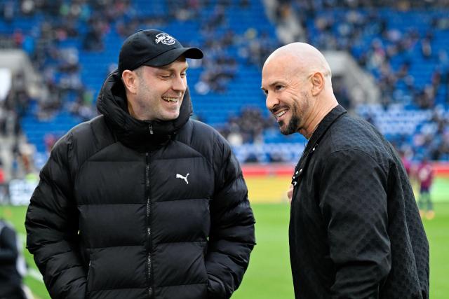 08 November 2025, Baden-Wuerttemberg, Sinsheim: RB Leipzig coach Ole Werner (L) and 1899 Hoffenheim coach Christian Ilzer greet each other ahead of the German Bundesliga soccer match between TSG 1899 Hoffenheim and RB Leipzig at PreZero Arena. Photo: Uwe Anspach/dpa
