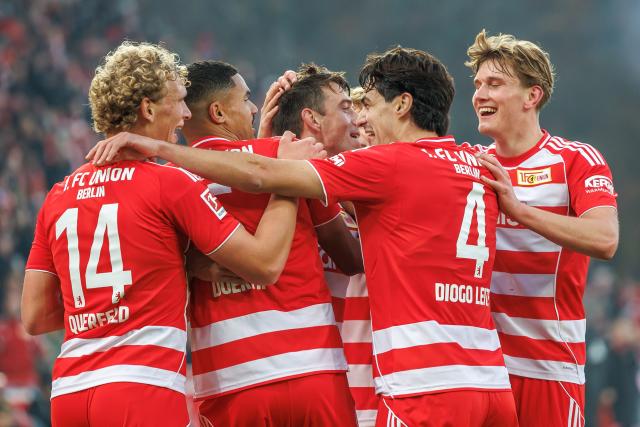 08 November 2025, Berlin: Union Berlin's Danilho Doekhi (2nd L) celebrates with his teammates after scoring his side's first goal of the game during the German Bundesliga soccer match between 1. FC Union Berlin and FC Bayern Munich at Stadion An der Alten Foersterei. Photo: Andreas Gora/dpa - IMPORTANT NOTICE: DFL and DFB regulations prohibit any use of photographs as image sequences and/or quasi-video.