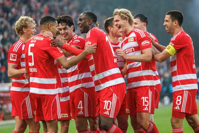 08 November 2025, Berlin: Union Berlin's Danilho Doekhi (2nd L) celebrates with his teammates after scoring his side's first goal of the game during the German Bundesliga soccer match between 1. FC Union Berlin and FC Bayern Munich at Stadion An der Alten Foersterei. Photo: Andreas Gora/dpa - IMPORTANT NOTICE: DFL and DFB regulations prohibit any use of photographs as image sequences and/or quasi-video.