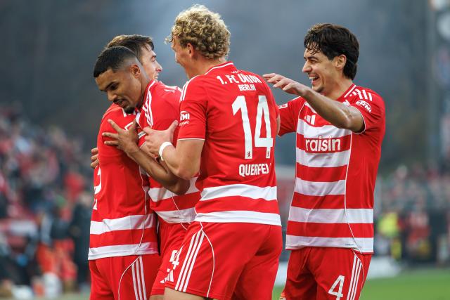 08 November 2025, Berlin: Union Berlin's Danilho Doekhi (2nd L) celebrates with his teammates after scoring his side's first goal of the game during the German Bundesliga soccer match between 1. FC Union Berlin and FC Bayern Munich at Stadion An der Alten Foersterei. Photo: Andreas Gora/dpa - IMPORTANT NOTICE: DFL and DFB regulations prohibit any use of photographs as image sequences and/or quasi-video.