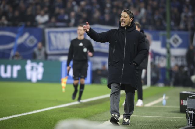08 November 2025, Hamburg: Borussia Dortmund coach Niko Kovac gestures from the touchlines during the German Bundesliga soccer match between Hamburger SV and Borussia Dortmund at Volksparkstadion. Photo: Christian Charisius/dpa - IMPORTANT NOTICE: DFL and DFB regulations prohibit any use of photographs as image sequences and/or quasi-video.