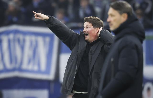 08 November 2025, Hamburg: Hamburger's coach Merlin Polzin (L) gestures from the touchlines during the German Bundesliga soccer match between Hamburger SV and Borussia Dortmund at Volksparkstadion. Photo: Christian Charisius/dpa - IMPORTANT NOTICE: DFL and DFB regulations prohibit any use of photographs as image sequences and/or quasi-video.