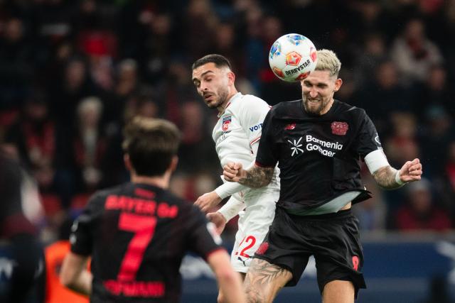 08 November 2025, North Rhine-Westphalia, Leverkusen: Bayer Leverkusen's Robert Andrich (R) and Heidenheim's Arijon Ibrahimovis battle for the ball during the German Bundesliga soccer match between Bayer 04 Leverkusen and 1. FC Heidenheim at BayArena. Photo: Marius Becker/dpa - IMPORTANT NOTICE: DFL and DFB regulations prohibit any use of photographs as image sequences and/or quasi-video.