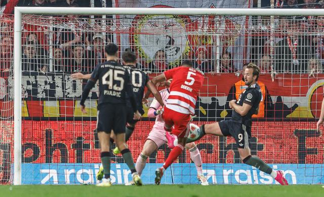 08 November 2025, Berlin: Union Berlin's Danilho Doekhi (2nd R) scores his side's second goal of the game during the German Bundesliga soccer match between 1. FC Union Berlin and FC Bayern Munich at Stadion An der Alten Foersterei. Photo: Andreas Gora/dpa - IMPORTANT NOTICE: DFL and DFB regulations prohibit any use of photographs as image sequences and/or quasi-video.