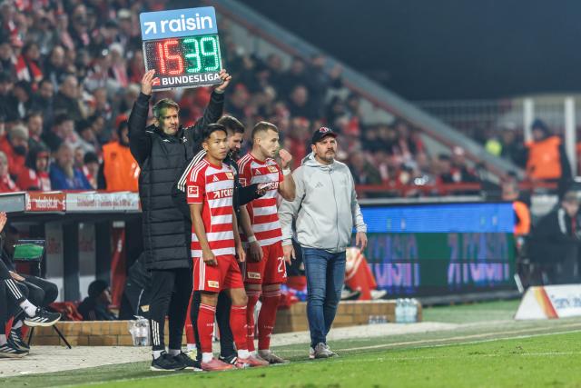 08 November 2025, Berlin: (R-L) Union Berlin's coach Steffen Baumgart substitutes Tim Skarke and Woo-yeong Jeong during the German Bundesliga soccer match between 1. FC Union Berlin and FC Bayern Munich at Stadion An der Alten Foersterei. Photo: Andreas Gora/dpa - IMPORTANT NOTICE: DFL and DFB regulations prohibit any use of photographs as image sequences and/or quasi-video.