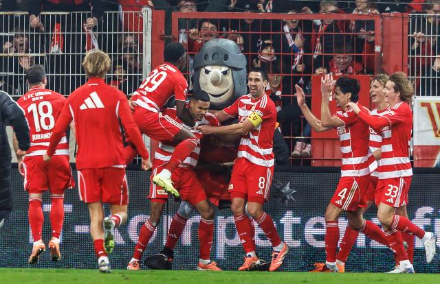 08 November 2025, Berlin: Union Berlin's Danilho Doekhi (4th L) celebrates with his teammates after scoring his side's second goal of the game during the German Bundesliga soccer match between 1. FC Union Berlin and FC Bayern Munich at Stadion An der Alten Foersterei. Photo: Andreas Gora/dpa - IMPORTANT NOTICE: DFL and DFB regulations prohibit any use of photographs as image sequences and/or quasi-video.