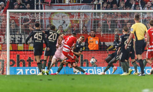 08 November 2025, Berlin: Union Berlin's Danilho Doekhi (4th L) scores his side's second goal of the game during the German Bundesliga soccer match between 1. FC Union Berlin and FC Bayern Munich at Stadion An der Alten Foersterei. Photo: Andreas Gora/dpa - IMPORTANT NOTICE: DFL and DFB regulations prohibit any use of photographs as image sequences and/or quasi-video.