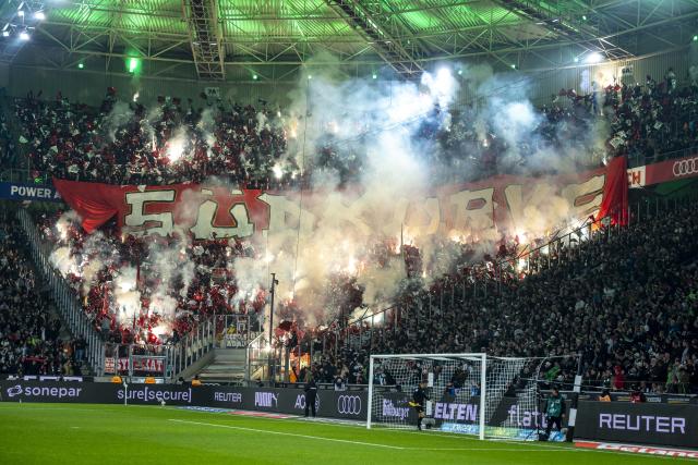 08 November 2025, North Rhine-Westphalia, Mönchengladbach: Cologne fans perform a choreography during the German Bundesliga soccer Borussia Moenchengladbach and 1. FC Cologne at the Stadion im Borussia-Park. Photo: David Inderlied/dpa - IMPORTANT NOTICE: DFL and DFB regulations prohibit any use of photographs as image sequences and/or quasi-video.