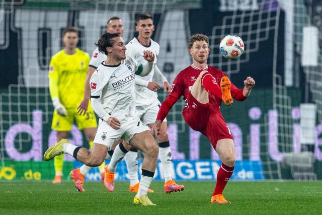 08 November 2025, North Rhine-Westphalia, Mönchengladbach: Moenchengladbach's Rocco Reitz and Cologne's Florian Kainz battle for the ball during the German Bundesliga soccer Borussia Moenchengladbach and 1. FC Cologne at the Stadion im Borussia-Park. Photo: David Inderlied/dpa - IMPORTANT NOTICE: DFL and DFB regulations prohibit any use of photographs as image sequences and/or quasi-video.