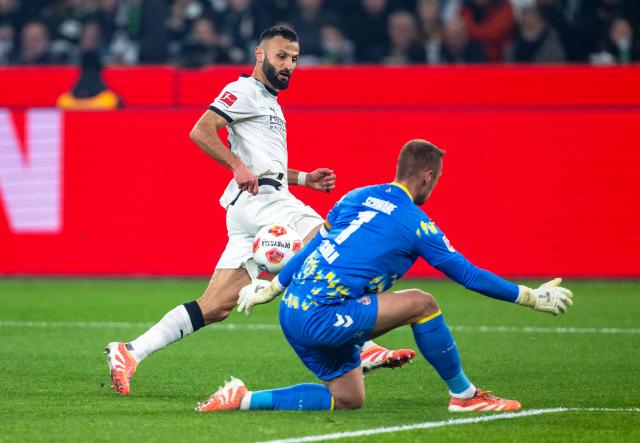 08 November 2025, North Rhine-Westphalia, Mönchengladbach: Moenchengladbach's Franck Honorat in action against Cologne goalkeeper Marvin Schwaebe during the German Bundesliga soccer Borussia Moenchengladbach and 1. FC Cologne at the Stadion im Borussia-Park. Photo: David Inderlied/dpa - IMPORTANT NOTICE: DFL and DFB regulations prohibit any use of photographs as image sequences and/or quasi-video.