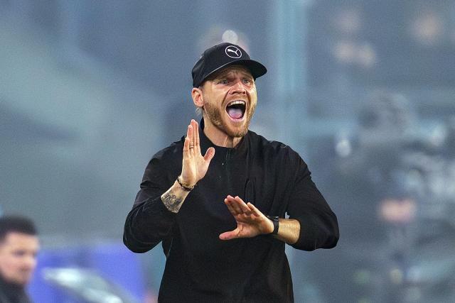08 November 2025, North Rhine-Westphalia, Mönchengladbach: Moenchengladbach's coach Eugen Polanski reacts during the German Bundesliga soccer Borussia Moenchengladbach and 1. FC Cologne at the Stadion im Borussia-Park. Photo: David Inderlied/dpa - IMPORTANT NOTICE: DFL and DFB regulations prohibit any use of photographs as image sequences and/or quasi-video.