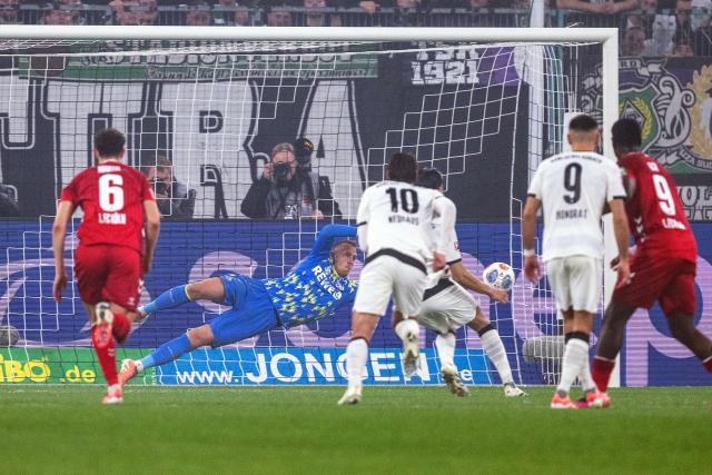 08 November 2025, North Rhine-Westphalia, Mönchengladbach: Cologne goalkeeper Marvin Schwaebe fails to save Moenchengladbach's secon goal from a penalty kick by Kevin Diks during the German Bundesliga soccer Borussia Moenchengladbach and 1. FC Cologne at the Stadion im Borussia-Park. Photo: David Inderlied/dpa - IMPORTANT NOTICE: DFL and DFB regulations prohibit any use of photographs as image sequences and/or quasi-video.