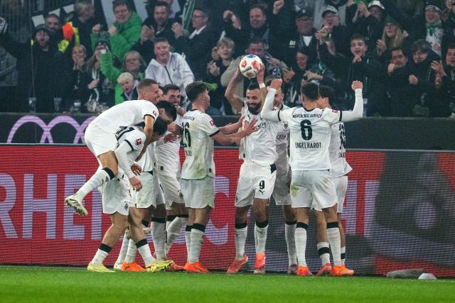 08 November 2025, North Rhine-Westphalia, Mönchengladbach: Gladbach's players celebrate their third goal during the German Bundesliga soccer Borussia Moenchengladbach and 1. FC Cologne at the Stadion im Borussia-Park. Photo: David Inderlied/dpa - IMPORTANT NOTICE: DFL and DFB regulations prohibit any use of photographs as image sequences and/or quasi-video.