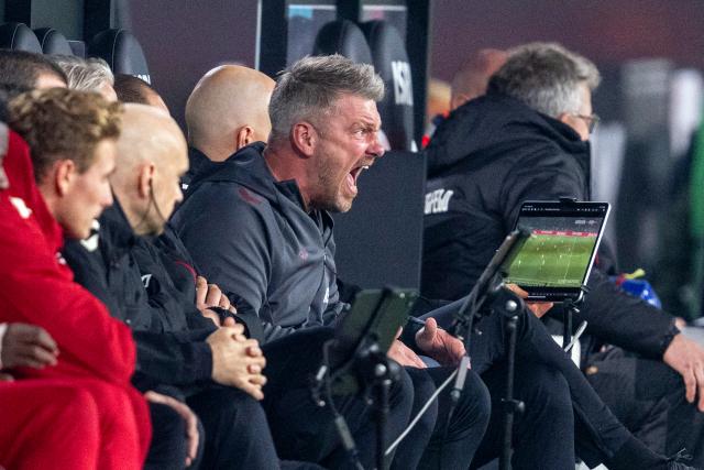 08 November 2025, North Rhine-Westphalia, Mönchengladbach: Cologne coach Lukasz Kwasniok reacts during the German Bundesliga soccer Borussia Moenchengladbach and 1. FC Cologne at the Stadion im Borussia-Park. Photo: David Inderlied/dpa - IMPORTANT NOTICE: DFL and DFB regulations prohibit any use of photographs as image sequences and/or quasi-video.