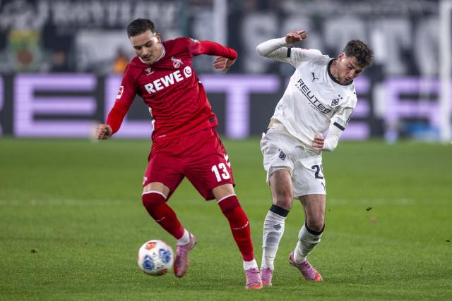 08 November 2025, North Rhine-Westphalia, Mönchengladbach: Cologne's Said El Mala and Moenchengladbach's Joe Scally battle for the ball during the German Bundesliga soccer Borussia Moenchengladbach and 1. FC Cologne at the Stadion im Borussia-Park. Photo: David Inderlied/dpa - IMPORTANT NOTICE: DFL and DFB regulations prohibit any use of photographs as image sequences and/or quasi-video.